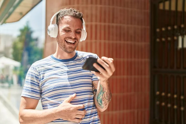 Young Hispanic Man Smiling Confident Watching Video Smartphone Street — Stock Photo, Image