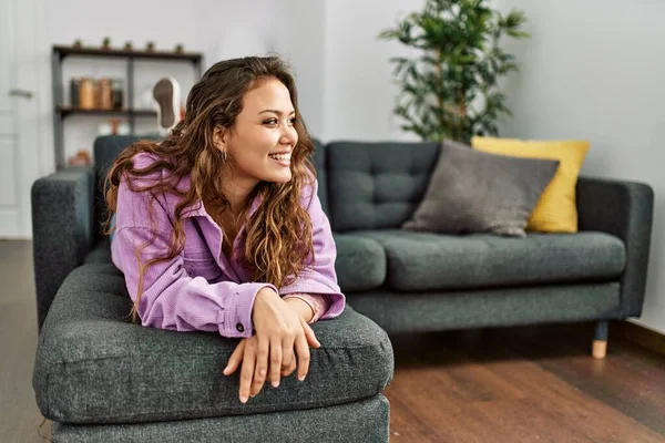 Young Beautiful Hispanic Woman Smiling Confident Lying Sofa Home — Fotografia de Stock