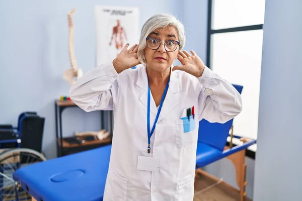 Medelålders Kvinna Med Grått Hår Arbetar Smärta Återhämtning Klinik Försöker — Stockfoto