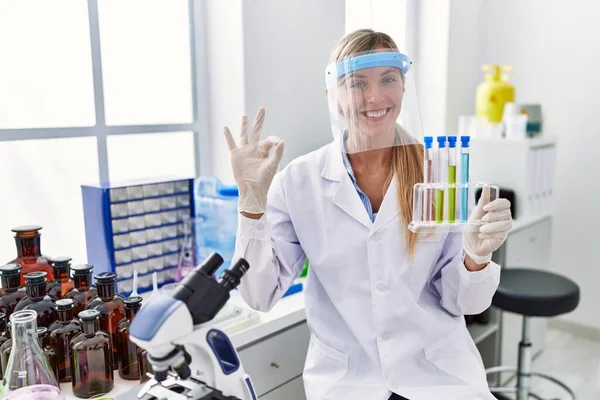 Mulher Bonita Trabalhando Laboratório Cientista Fazendo Sinal Com Dedos Sorrindo — Fotografia de Stock