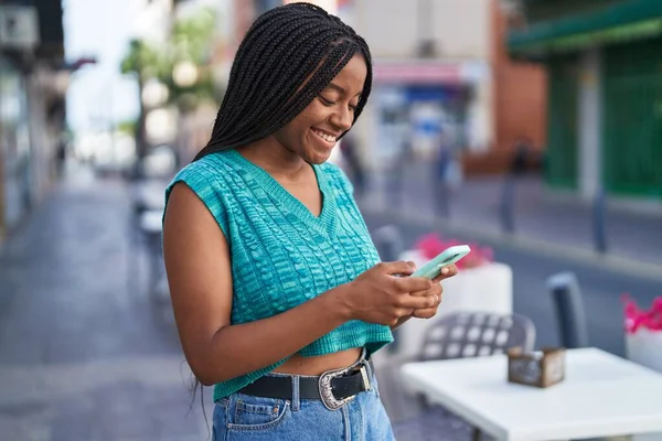 Africano Americano Mulher Sorrindo Confiante Usando Smartphone Rua — Fotografia de Stock