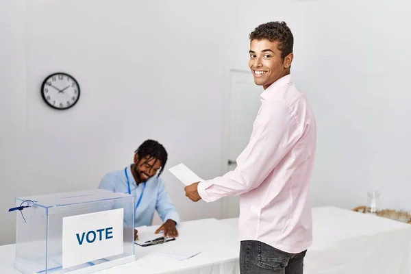 Dois Homens Sorrindo Voto Confiante Colégio Eleitoral — Fotografia de Stock