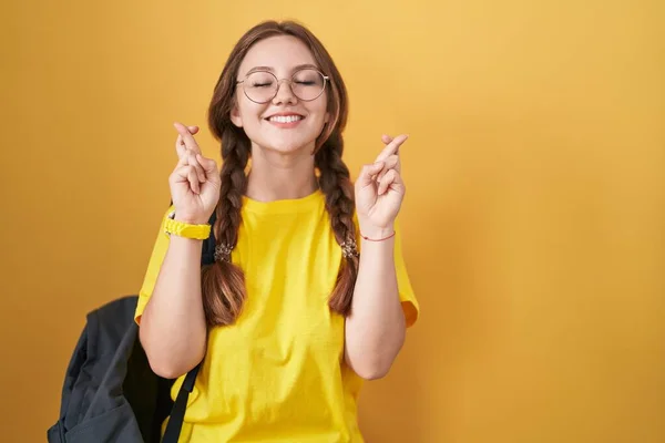 Mladá Běloška Oblečená Studentském Batohu Přes Žluté Pozadí Ukazovala Prstem — Stock fotografie