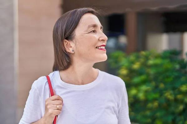 Μεσήλικας Γυναίκα Χαμογελά Αυτοπεποίθηση Κοιτάζοντας Προς Την Πλευρά Στο Δρόμο — Φωτογραφία Αρχείου