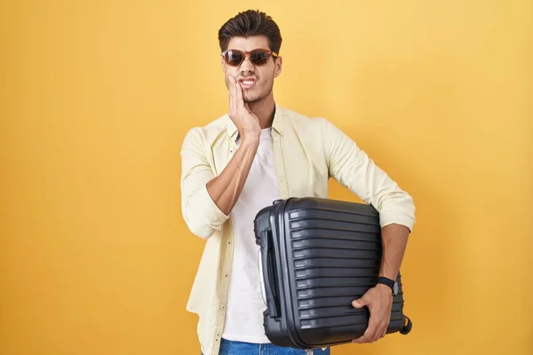 Yaz Tatilinde Bavulu Tutan Genç Spanyol Bir Adam Diş Ağrısı — Stok fotoğraf