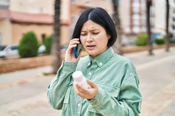 Joven Mujer China Hablando Teléfono Inteligente Sosteniendo Pastillas Calle — Foto de Stock