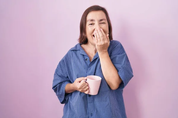 Mujer Hispana Mediana Edad Bebiendo Una Taza Café Riendo Riéndose —  Fotos de Stock