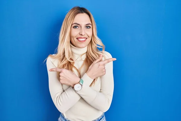 Young Caucasian Woman Standing Blue Background Pointing Both Sides Fingers — Stock Photo, Image