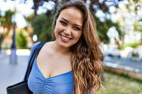 Gadis Hispanik Muda Tersenyum Berdiri Bahagia Kota — Stok Foto