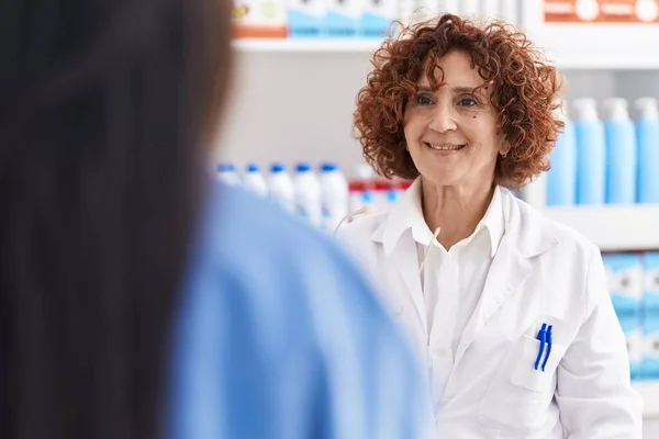 Two Women Pharmacist Customer Speaking Pharmacy — Stockfoto