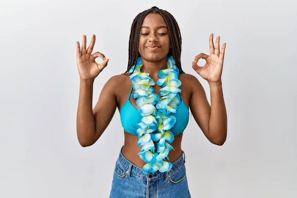 Młoda Afroamerykanka Warkoczami Bikini Hawajskim Lei Relaksuje Się Uśmiecha Zamkniętymi — Zdjęcie stockowe