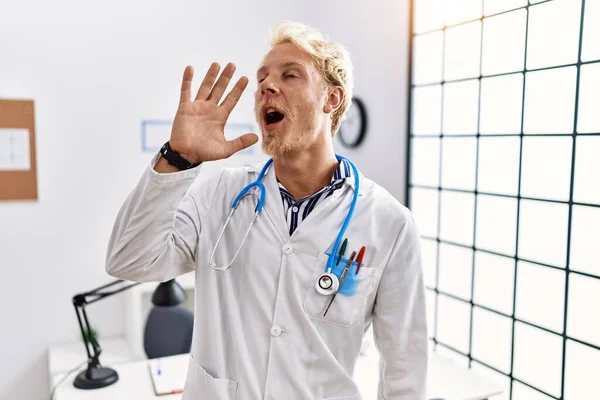Młody Blondyn Mundurze Doktora Stetoskopie Klinice Krzyczący Krzyczący Głośno Stanąć — Zdjęcie stockowe