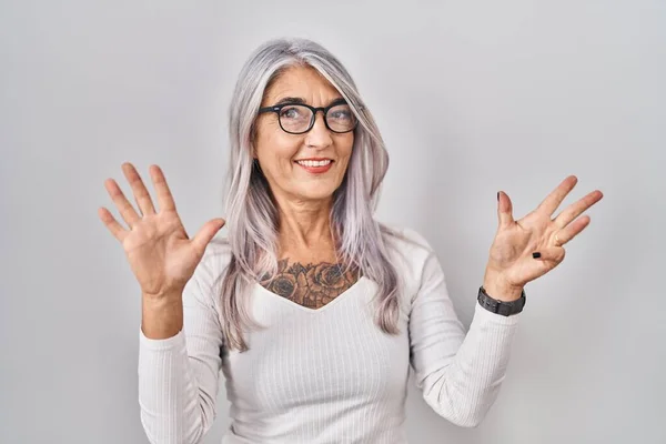 Žena Středního Věku Šedými Vlasy Stojící Nad Bílým Pozadím Ukazující — Stock fotografie