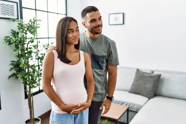 Jong Interraciaal Paar Verwacht Een Baby Aanraken Zwangere Buik Glimlachen — Stockfoto