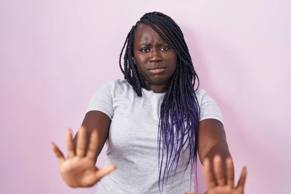 Молодая Африканская Женщина Стоящая Розовом Фоне Отводит Ладони Показывая Отказ — стоковое фото