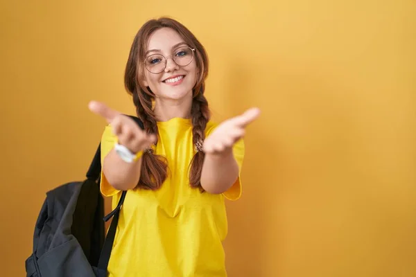 Jovem Mulher Caucasiana Vestindo Mochila Estudantil Sobre Fundo Amarelo Sorrindo — Fotografia de Stock