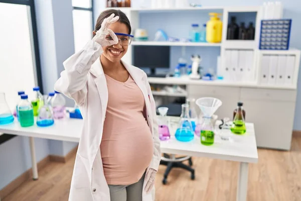 Mladá Těhotná Žena Pracující Laboratoři Vědec Úsměvem Šťastný Dělá Znamení — Stock fotografie