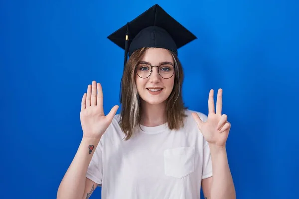 Blonde Kaukasische Frau Mit Diplommütze Die Mit Finger Nummer Acht — Stockfoto