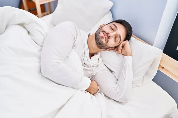 Jeune Homme Hispanique Couché Sur Lit Dormant Dans Chambre — Photo