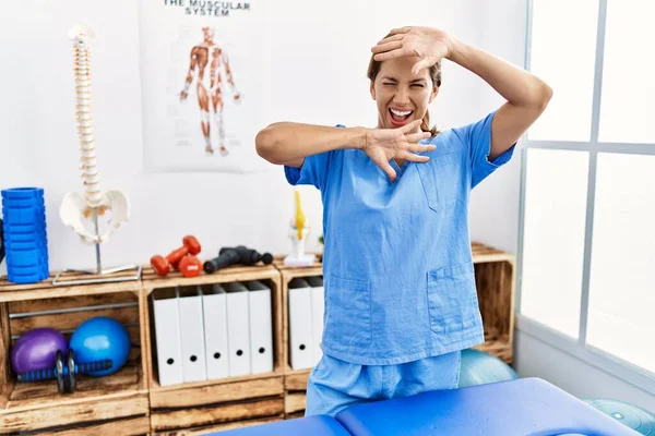 Middle Age Hispanic Physiotherapist Woman Working Pain Recovery Clinic Smiling — Fotografia de Stock