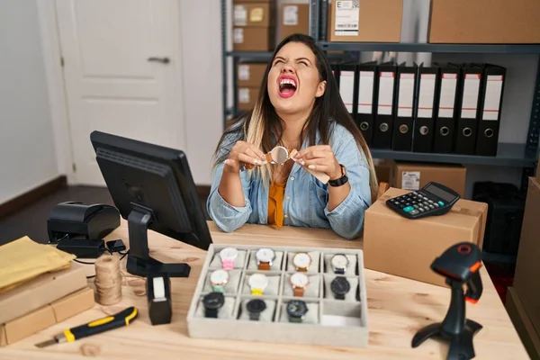 Young Hispanic Woman Working Small Business Ecommerce Selling Watches Angry — ストック写真