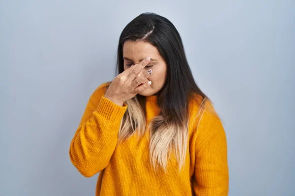 Young Hispanic Woman Standing Isolated Background Tired Rubbing Nose Eyes — Stock Photo, Image