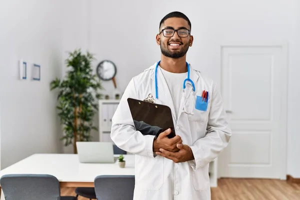 Jovem Árabe Homem Vestindo Médico Uniforme Segurando Prancheta Clínica — Fotografia de Stock
