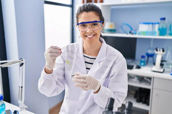 Young Beautiful Hispanic Woman Scientist Smiling Confident Pouring Liquid Sample — ストック写真