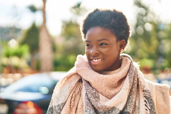 Afroamerikanerin Lächelt Selbstbewusst Park — Stockfoto