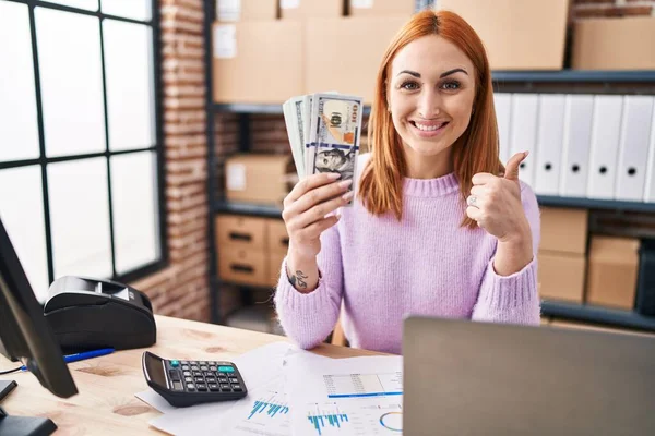 Young Woman Working Small Business Ecommerce Holding Money Smiling Happy — Stock Photo, Image