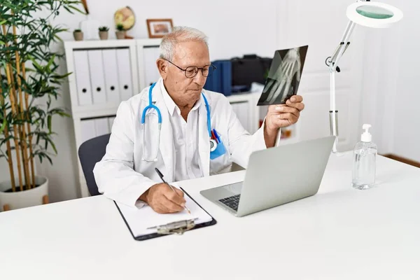 Senior Man Wearing Doctor Uniform Holding Xray Working Clinic — Fotografia de Stock