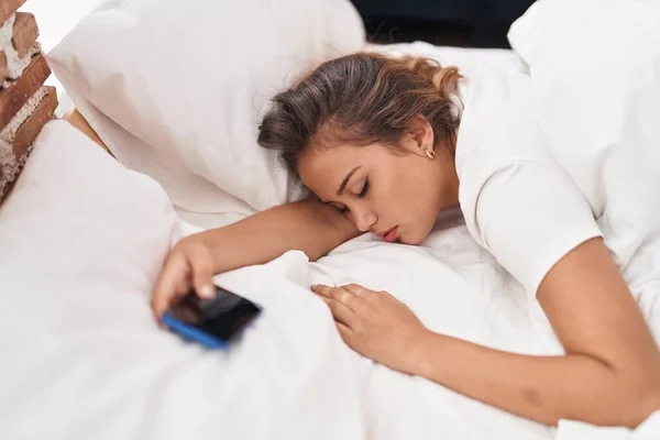 Ung Vacker Latinamerikansk Kvinna Håller Smartphnoe Liggande Sängen Sover Sovrummet — Stockfoto