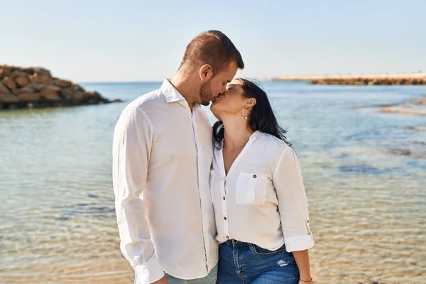 Man Woman Couple Kissing Hugging Each Other Standing Seaside — Stockfoto
