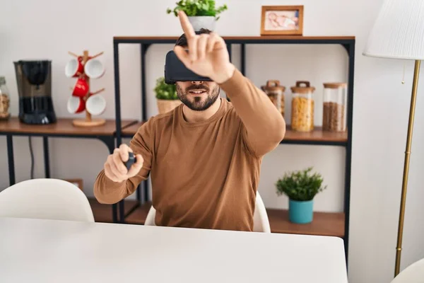 Jovem Hispânico Jogando Videogame Usando Óculos Realidade Virtual Casa — Fotografia de Stock