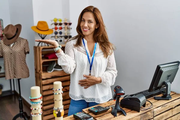 Hispanische Frau Mittleren Alters Die Als Managerin Einer Boutique Arbeitet — Stockfoto