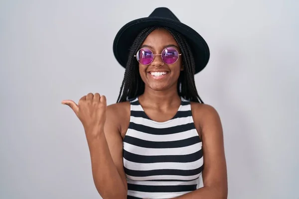 Młody Afrykański Amerykanin Warkoczach Kapeluszu Okularach Przeciwsłonecznych Uśmiechnięty Szczęśliwym Wyglądem — Zdjęcie stockowe