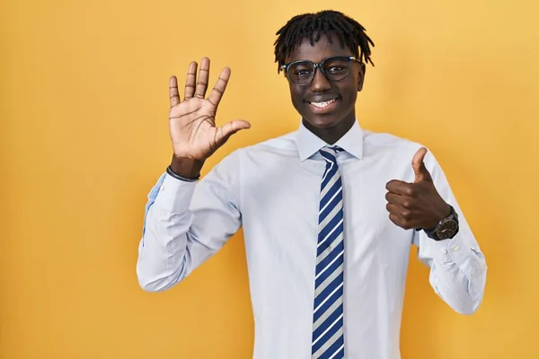 Afrikansk Man Med Dreadlocks Står Över Gul Bakgrund Visar Och — Stockfoto