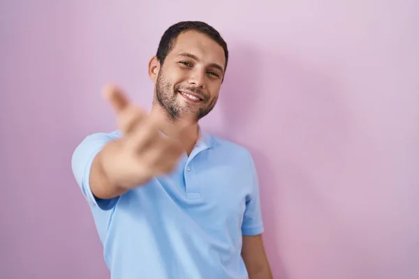 Hispanic Mann Steht Über Rosa Hintergrund Lächelnd Fröhlich Bietet Handfläche — Stockfoto