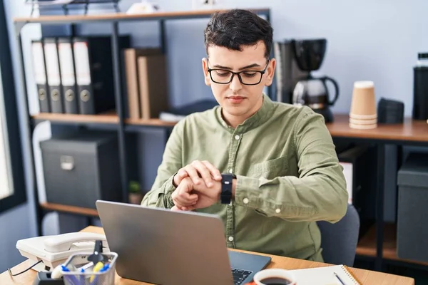 Jovem Homem Não Binário Trabalhador Negócios Usando Laptop Olhando Relógio — Fotografia de Stock
