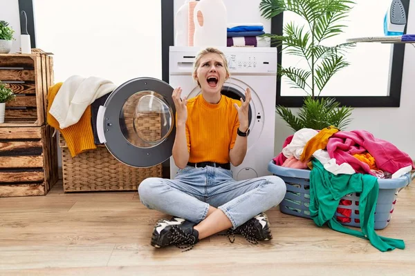 Jonge Blonde Vrouw Doet Zittend Bij Wasmachine Gek Gek Schreeuwen — Stockfoto