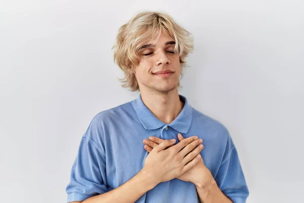 Jovem Homem Moderno Sobre Fundo Isolado Sorrindo Com Mãos Peito — Fotografia de Stock