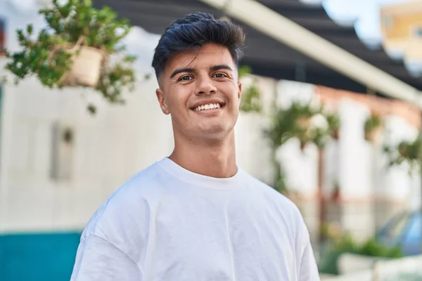 Mladý Hispánec Usmívá Sebevědomě Stojí Ulici — Stock fotografie