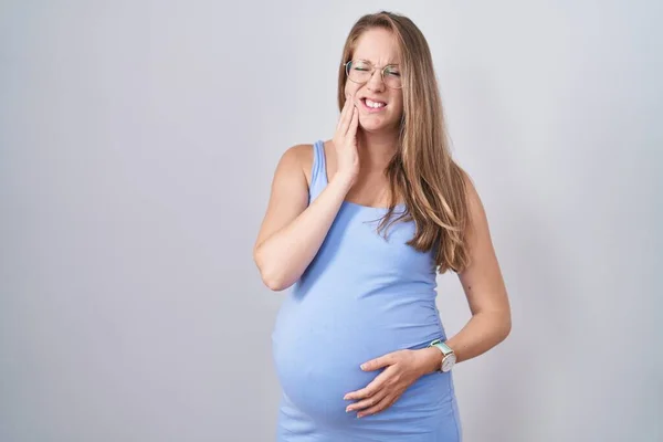 Mujer Embarazada Joven Pie Sobre Fondo Blanco Tocando Boca Con — Foto de Stock