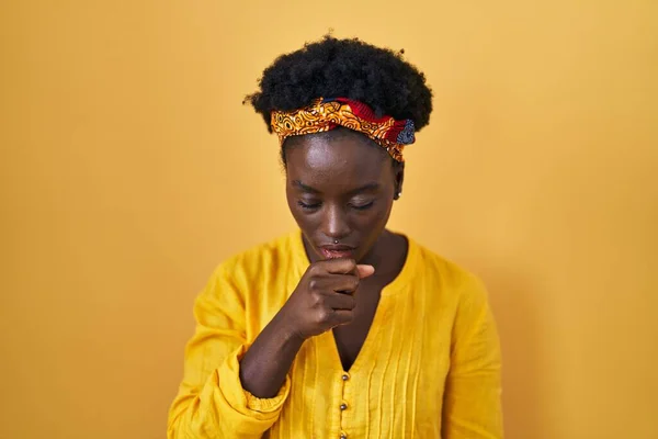 African Young Woman Wearing African Turban Feeling Unwell Coughing Symptom — Stock Photo, Image