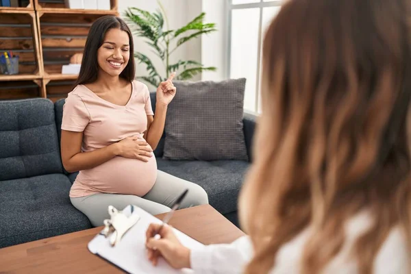 Jonge Zwangere Vrouw Therapie Sessie Glimlachend Gelukkig Wijzend Met Hand — Stockfoto