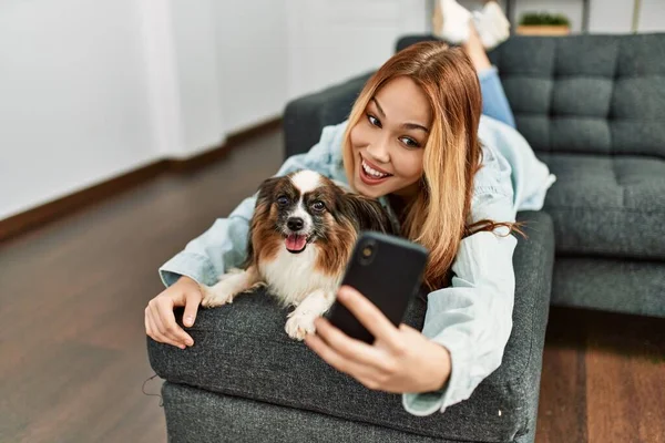 Beyaz Bir Kadın Köpeğe Sarılıyor Evde Akıllı Telefondan Selfie Çekiyor — Stok fotoğraf