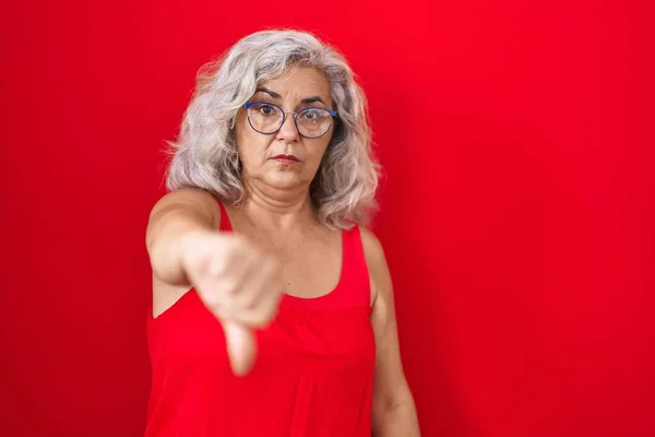 Μεσήλικας Γυναίκα Γκρίζα Μαλλιά Στέκεται Πάνω Από Κόκκινο Φόντο Φαίνεται — Φωτογραφία Αρχείου