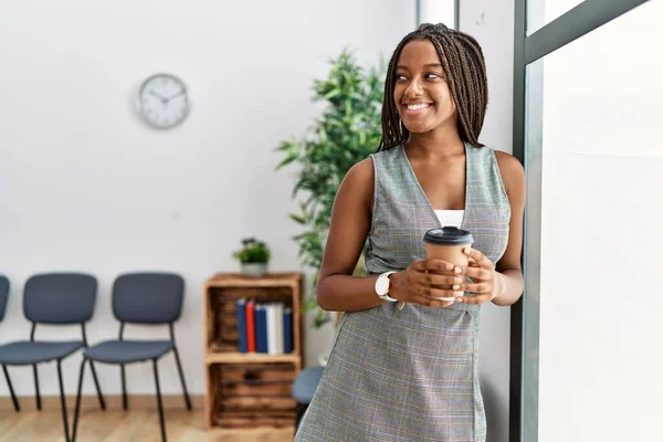 年轻的非洲裔美国女人站在候车室喝咖啡 — 图库照片