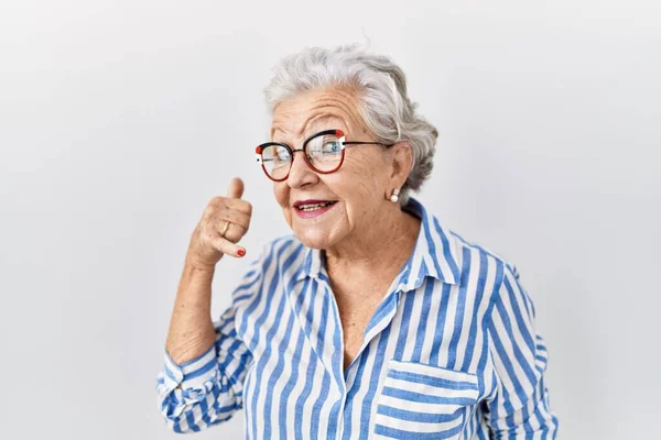 Donna Anziana Con Capelli Grigi Piedi Sfondo Bianco Sorridente Facendo — Foto Stock