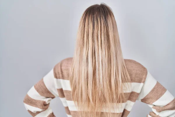 Junge Blonde Frau Trägt Rollkragenpullover Über Isoliertem Hintergrund Und Blickt — Stockfoto